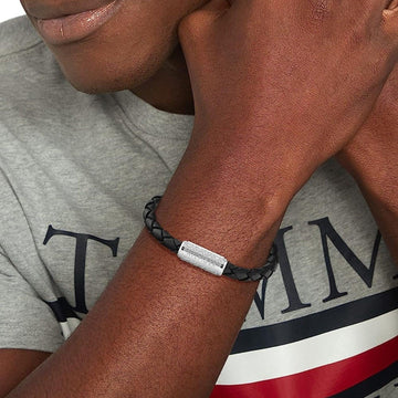 Ανδρικό δερμάτινο βραχιόλι Tommy Hilfiger 2790479 σε μαύρο χρώμα με ασημί κούμπωμα.